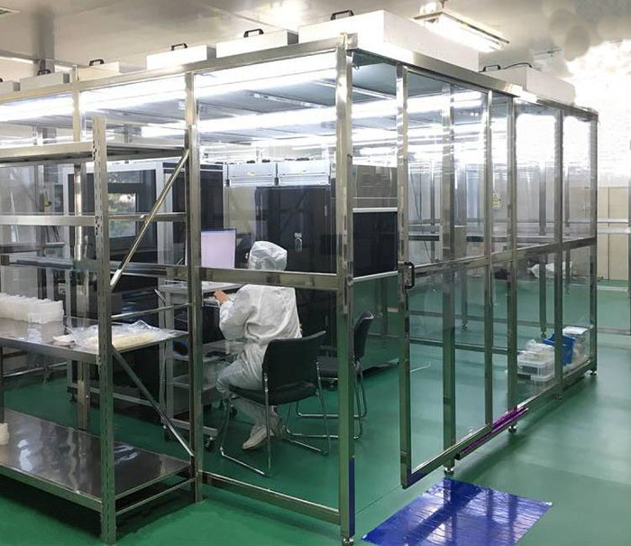 百級潔凈棚配置由FFU、初效過濾器、高效過濾器過濾，再加風淋室、傳遞窗等凈化設(shè)備才能達到效果。