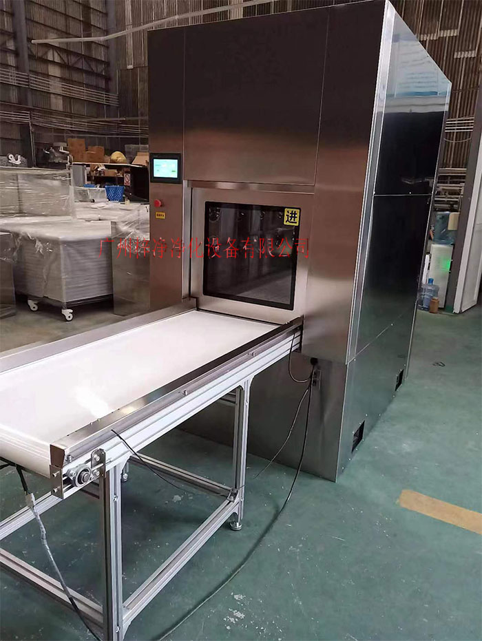 輸送帶傳遞窗還可吹淋被傳遞物品的表面，防止物品可能攜帶塵埃進(jìn)入潔凈室。