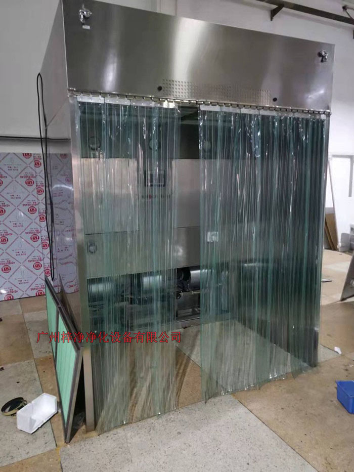 潔凈層流采樣車具體要求；從室內(nèi)空氣經(jīng)過初效過濾器，從高效空氣過濾器出風(fēng)，配無隔板高效過濾器過濾效率為：99.99@0.3μm和G4級初效過濾器，確保凈化級別，靜態(tài)100級美聯(lián)邦209E標(biāo)準(zhǔn)；