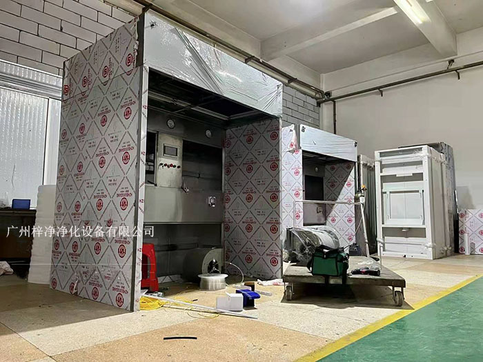 負壓稱量室在制藥行業(yè)中，潔凈室是確保藥品生產(chǎn)過程符合衛(wèi)生標準的重要設(shè)施。
